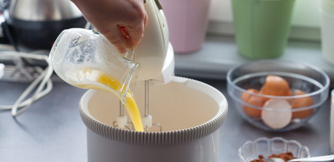نضع السمن المذاب فوق العجين في الخلاط