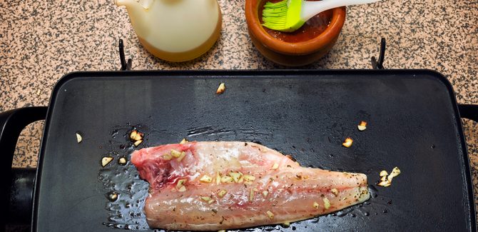 ندهن السمك ونشويه