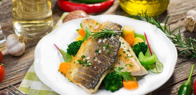 نقدّم السمك مع الخضار