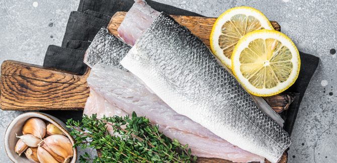 ننظف السمك ونتبله