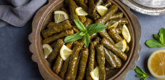 وضع الحبات في القدر