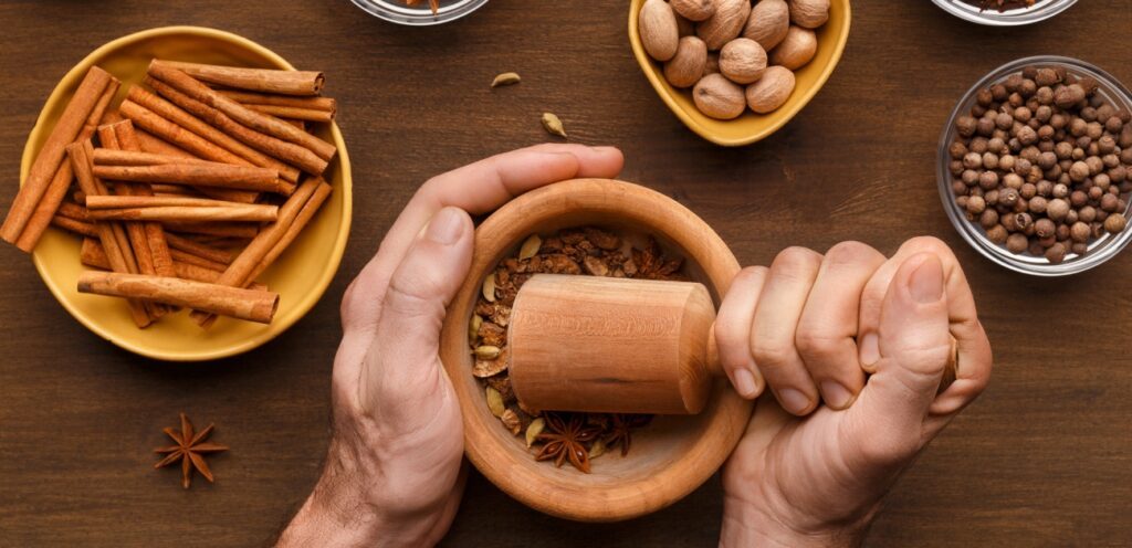 البعض يفضل طحن البهارات بطريقة تقليدية