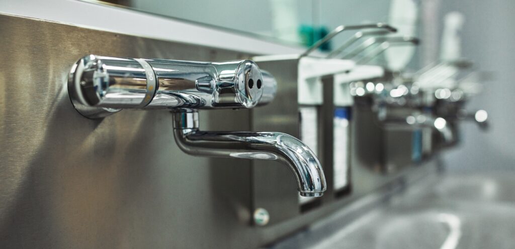 الخلاطات الجدارية تستخدم كثيرًا في المطابخ الصغيرة