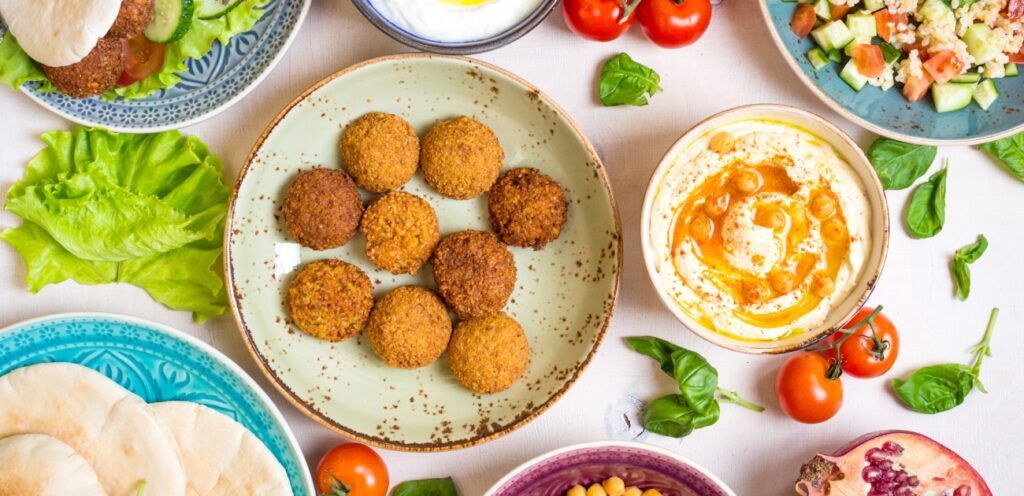 الفلافل والحمص من الكلات النباتية المشهورة