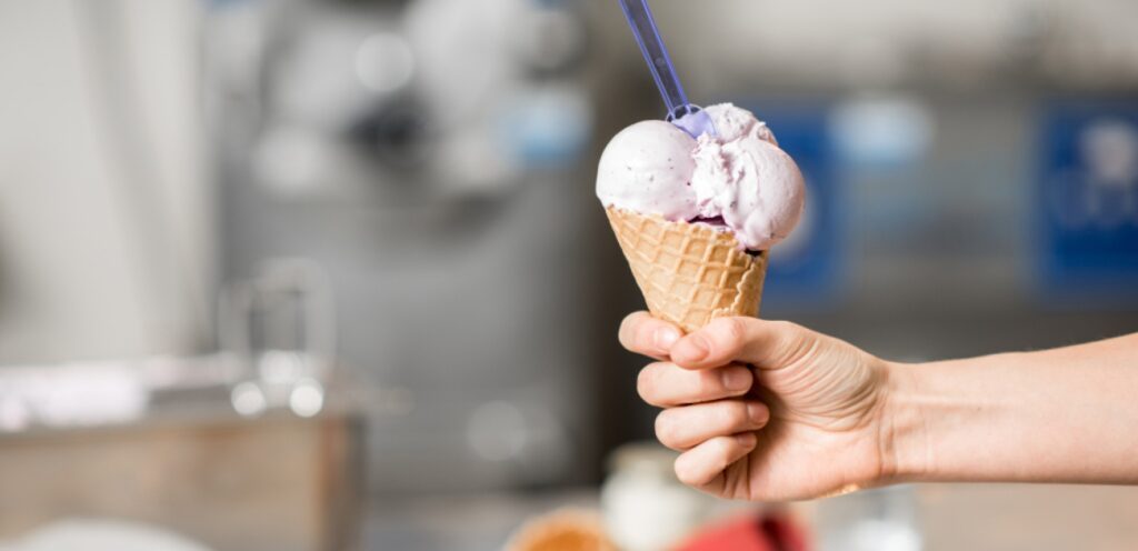 الآيس كريم متعة رائعة ولكنها مضرة على صحة أولادكم.. إليكم الأسباب!