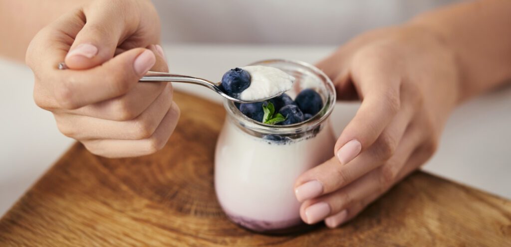 تناول الزبادي