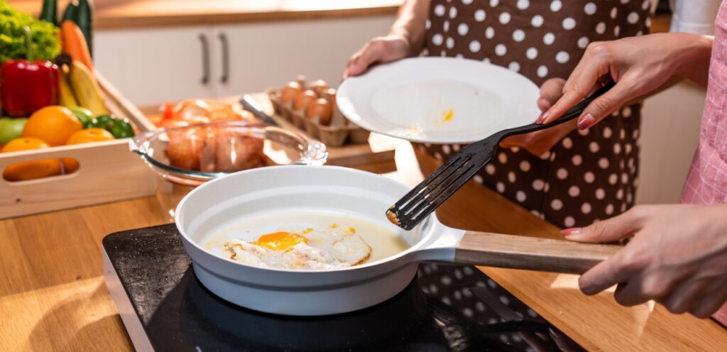 تحضير البيض في مقلاة مصنوعة من السيراميك
