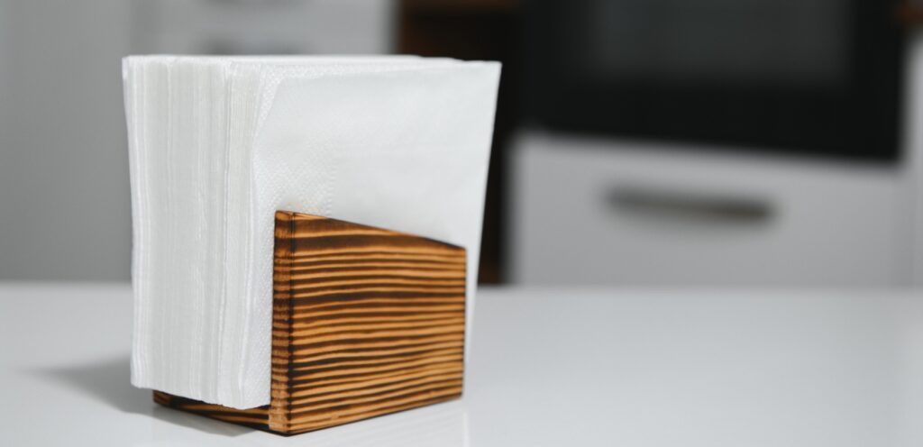 حامل مناديل بتصميم خشبي