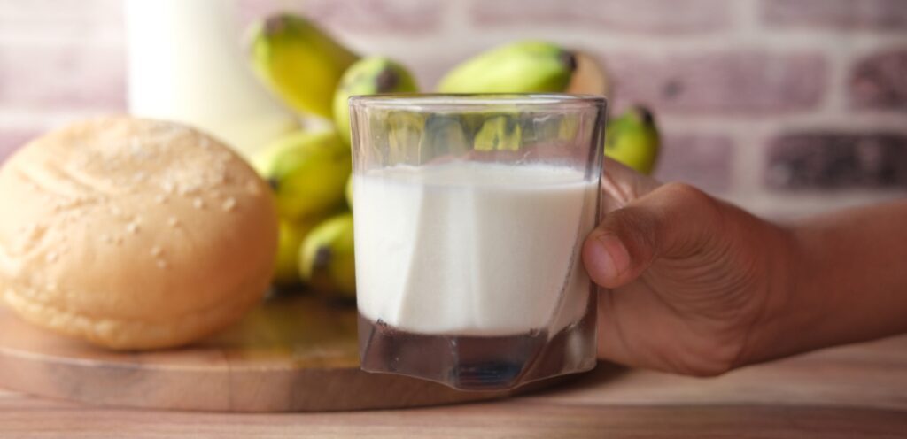 هل الحليب يزيد الكحة؟ ما الحقيقة وراء ذلك!