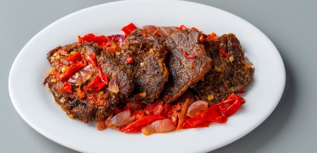 حميس اللحم مع الطماطم والبصل