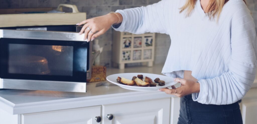 أفران المايكروويف بين الخرافة والحقيقة: نعمة أم نقمة على الصحة؟