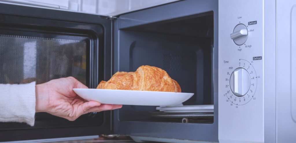أفران المايكروويف بين الخرافة والحقيقة: نعمة أم نقمة على الصحة؟
