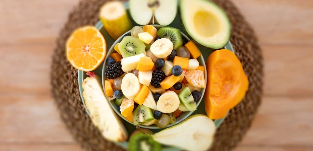 سلطة الفواكه المنعشة والصحية