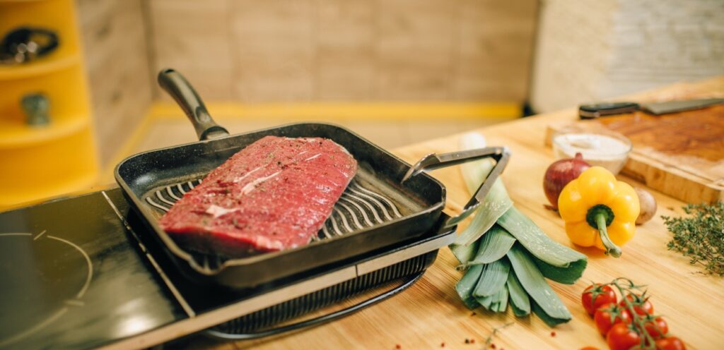 شوي اللحم في المقلاة