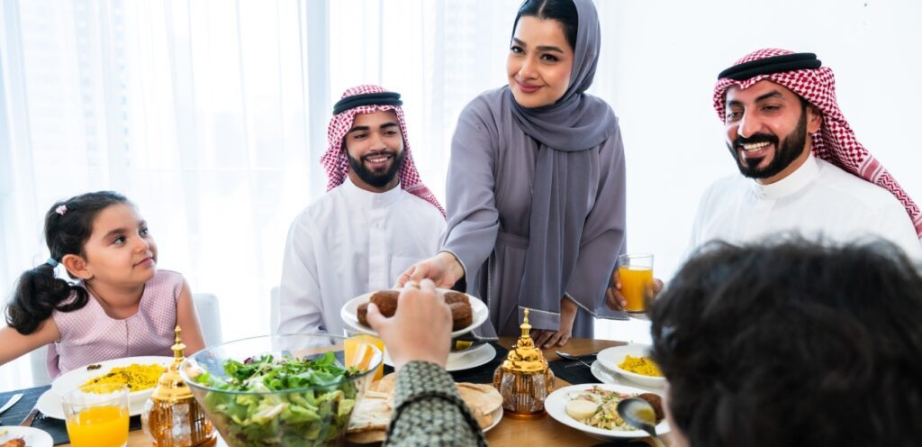 من آداب الضيافة الترحيب بالضيوف بالابتسامة