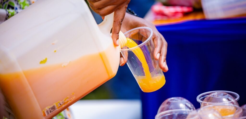 عصير يحتوي نسبة كبيرة من السكر