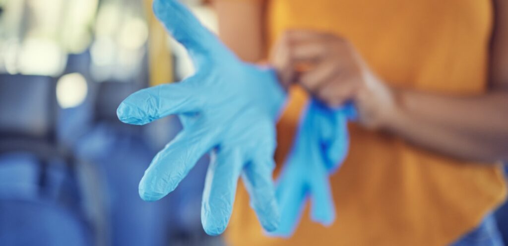 قفازات المطبخ البلاستيكية: أهم الأنواع والفوائد!