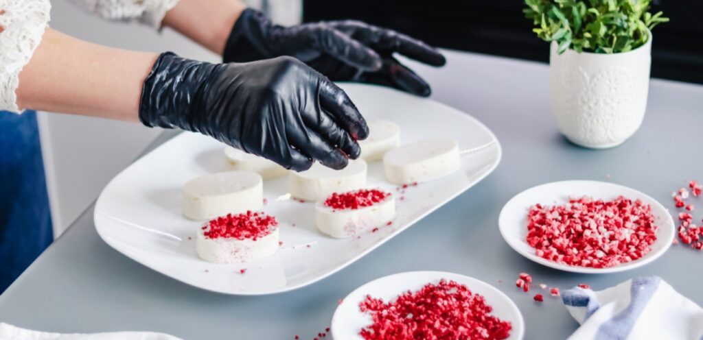 قفازات المطبخ البلاستيكية: أهم الأنواع والفوائد!