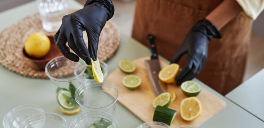 قفازات المطبخ البلاستيكية: أهم الأنواع والفوائد!