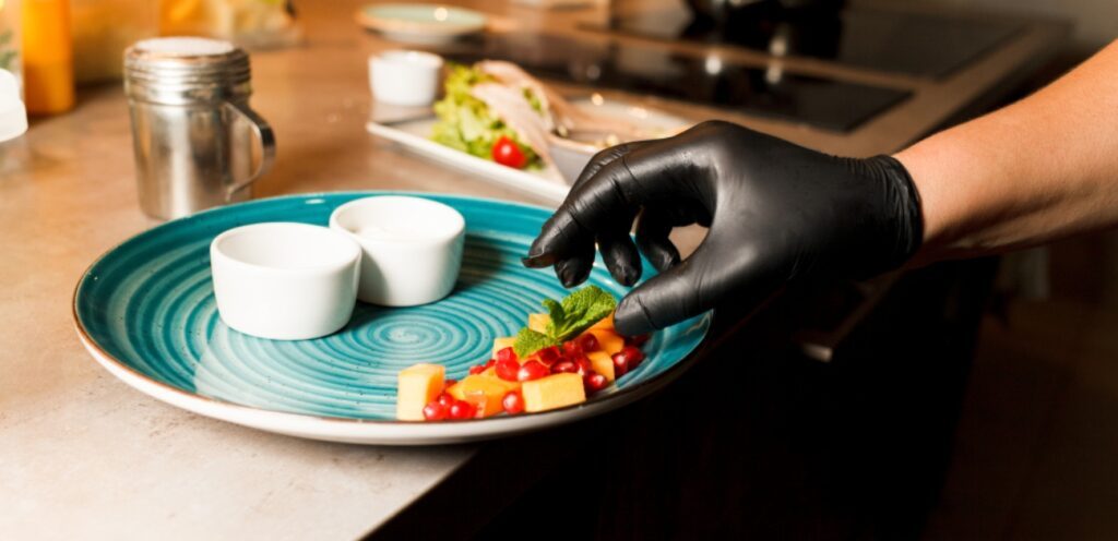 قفازات المطبخ البلاستيكية: أهم الأنواع والفوائد!