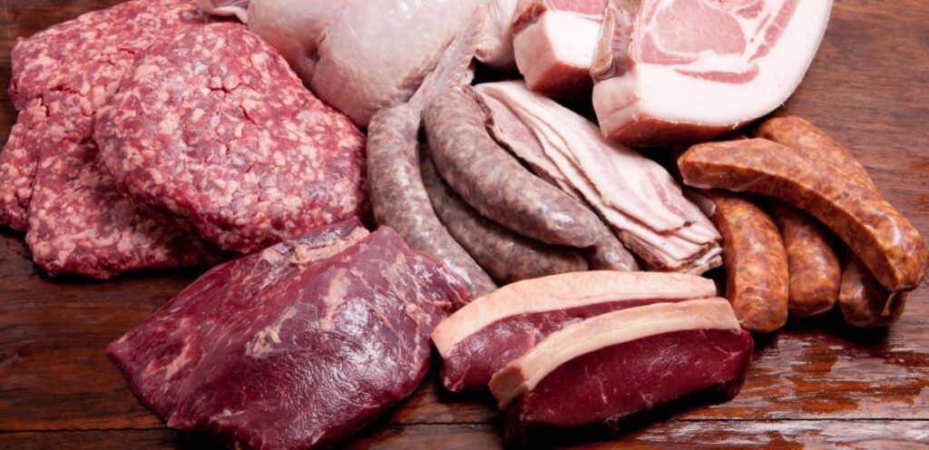 من دون تقطيع أو أدوات: 4 إشارات مؤكدة تدل على أن اللحم أصبح جاهزًا للتقديم