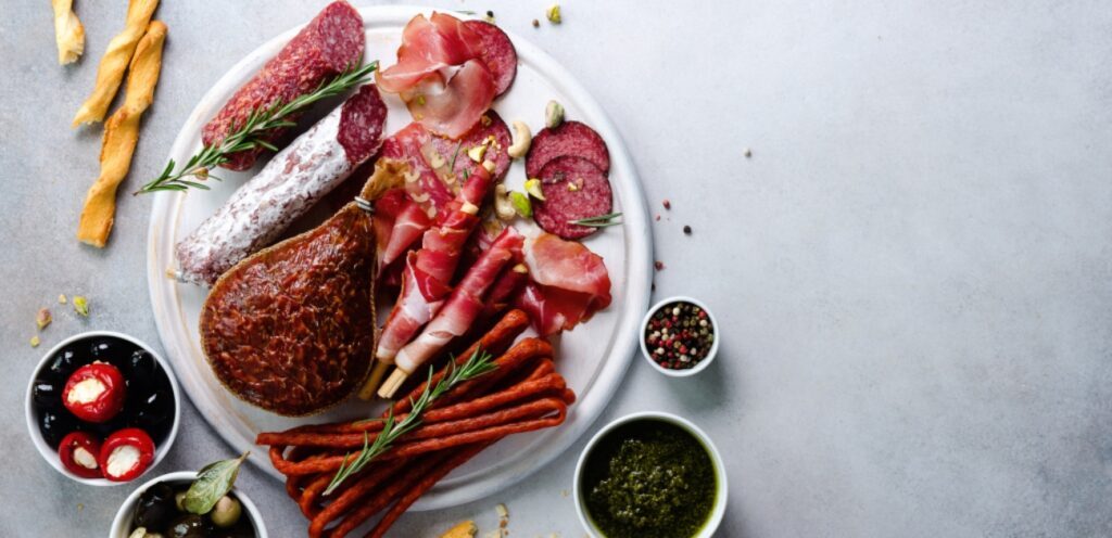 من دون تقطيع أو أدوات: 4 إشارات مؤكدة تدل على أن اللحم أصبح جاهزًا للتقديم