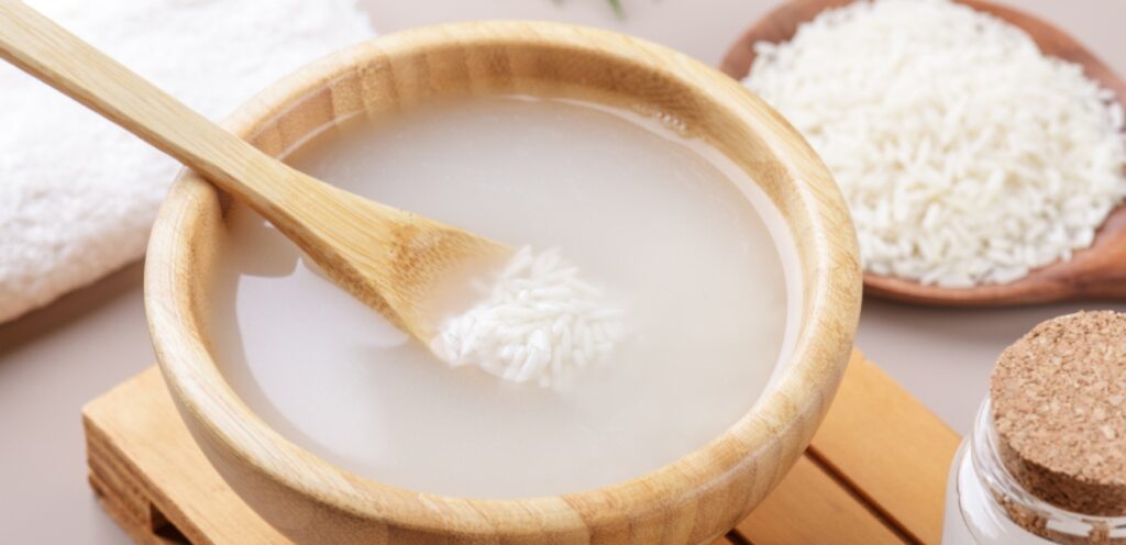 تجربتي مع ماء الأرز للشعر: صحة ولمعان!