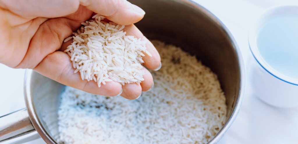 تجربتي مع ماء الأرز للشعر: صحة ولمعان!