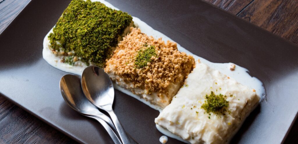 المساهمة في فقدان الوزن: قد يساعد المسك للطبخ في تحسين عملية التمثيل الغذائي، مما يساهم في إدارة الوزن بشكل صحي.
تحسين الهضم: يساعد المسك للطبخ على تهدئة المعدة وتقليل الانتفاخات، كما يساعد في علاج قرحة المعدة والتهابات الجهاز الهضمي.
تعزيز صحة الفم: يساعد في مكافحة البكتيريا وتحسين رائحة النفس، كما يستخدم في صناعة العلكة الطبيعية لمكافحة تسوس الأسنان.
مضادة للأكسدة: يحتوي مركبات تحمي الجسم من الجذور الحرة، مما يقلل من مخاطر الأمراض المزمنة مثل أمراض القلب.
تقوية المناعة: يحتوي مسك الطبخ خصائص مضادة للبكتيريا والفطريات، مما يعزز مناعة الجسم ضد الالتهابات.
تحسين صحة الجهاز التنفسي: يُعتقد أن استنشاق المسك أو تناوله يساعد في تهدئة الكحة وعلاج التهابات الجهاز التنفسي.
دعم صحة الكبد:  المسك قد يساعد في حماية الكبد من السموم، وتعزز وظائفه الطبيعية. وإليكم المستكة في المطبخ العربي: عبق الماضي ونكهة الحاضر.