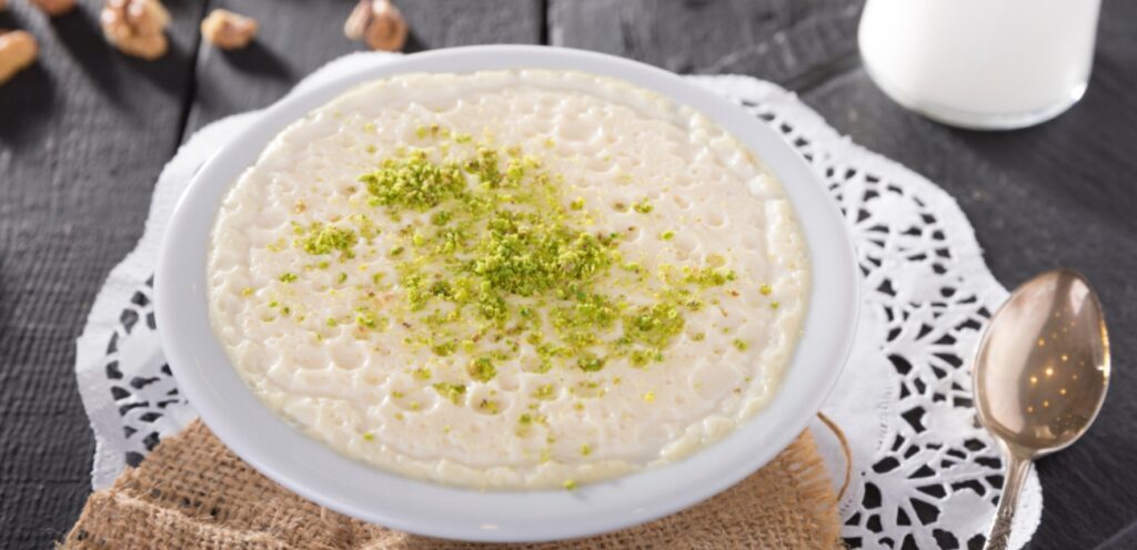 المساهمة في فقدان الوزن: قد يساعد المسك للطبخ في تحسين عملية التمثيل الغذائي، مما يساهم في إدارة الوزن بشكل صحي.
تحسين الهضم: يساعد المسك للطبخ على تهدئة المعدة وتقليل الانتفاخات، كما يساعد في علاج قرحة المعدة والتهابات الجهاز الهضمي.
تعزيز صحة الفم: يساعد في مكافحة البكتيريا وتحسين رائحة النفس، كما يستخدم في صناعة العلكة الطبيعية لمكافحة تسوس الأسنان.
مضادة للأكسدة: يحتوي مركبات تحمي الجسم من الجذور الحرة، مما يقلل من مخاطر الأمراض المزمنة مثل أمراض القلب.
تقوية المناعة: يحتوي مسك الطبخ خصائص مضادة للبكتيريا والفطريات، مما يعزز مناعة الجسم ضد الالتهابات.
تحسين صحة الجهاز التنفسي: يُعتقد أن استنشاق المسك أو تناوله يساعد في تهدئة الكحة وعلاج التهابات الجهاز التنفسي.
دعم صحة الكبد:  المسك قد يساعد في حماية الكبد من السموم، وتعزز وظائفه الطبيعية. وإليكم المستكة في المطبخ العربي: عبق الماضي ونكهة الحاضر.