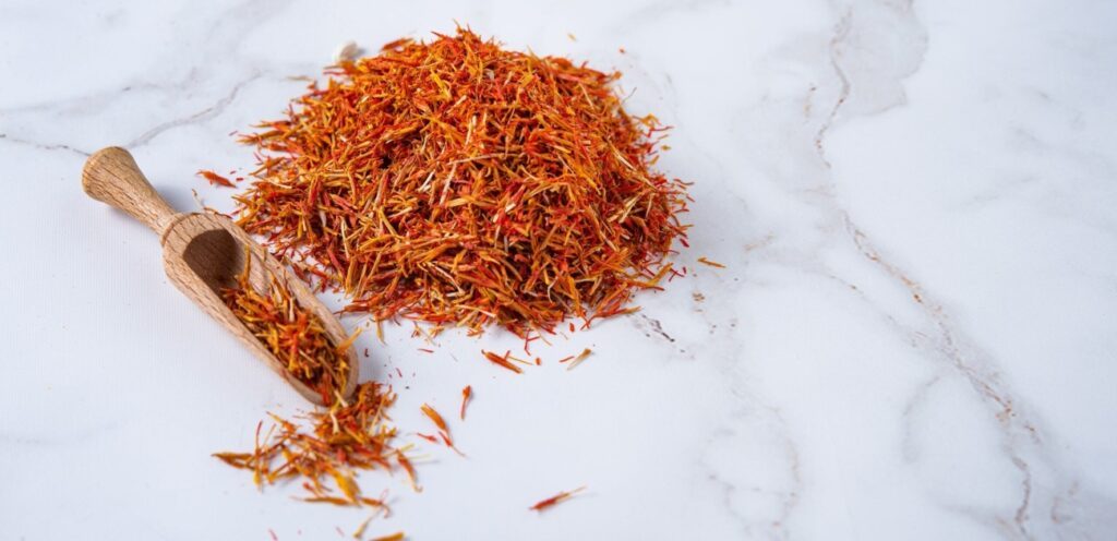 ملعقة خشبية تحتوي العصفر