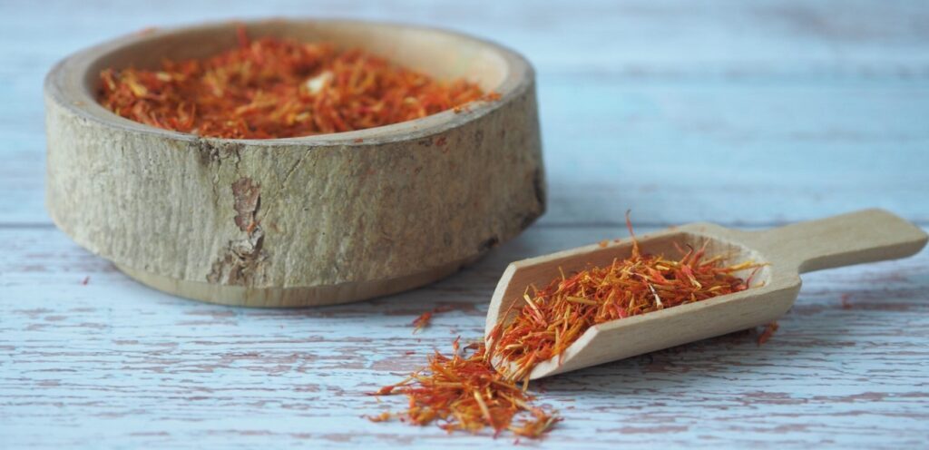 ملعقة خشبية تحتوي العصفر