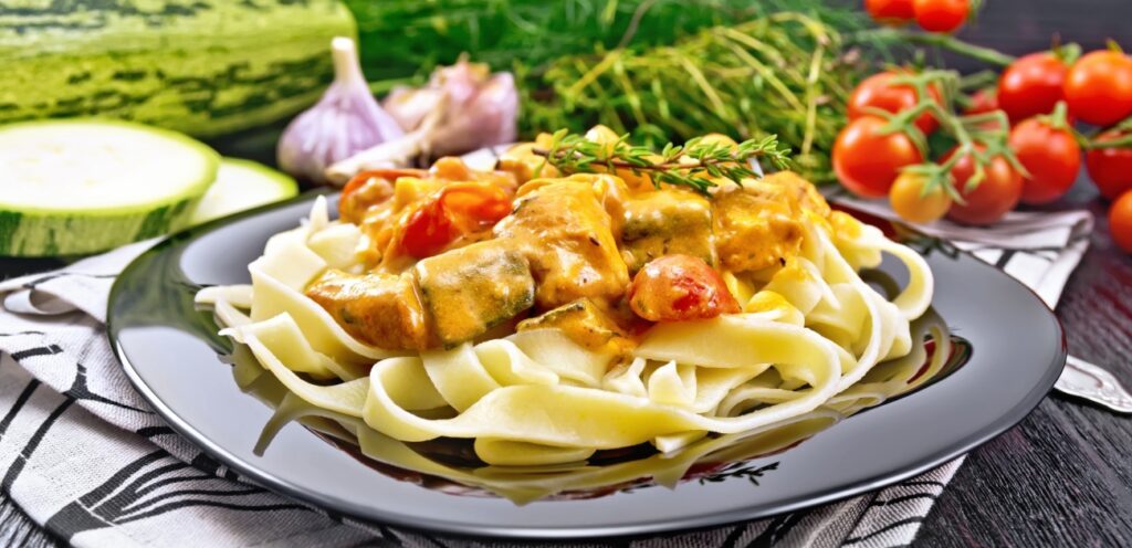 الدجاج من ألذ أنواع الأطعمة... دعونا نحضر به أشهى الوصفات!