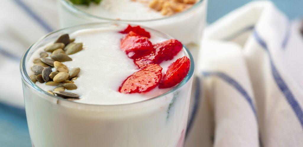 لبن يوناني مع فواكه وبذور