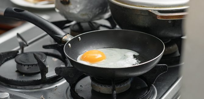 ترك البيض على النار