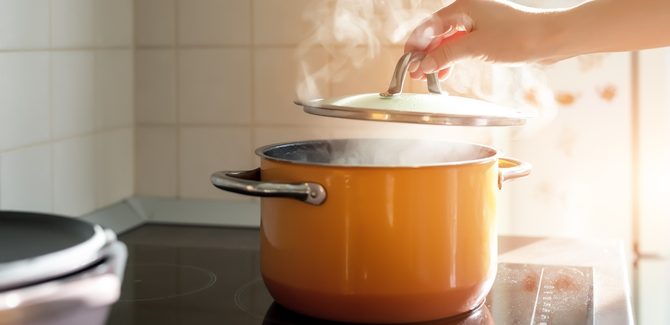 ترك المكونات على النار