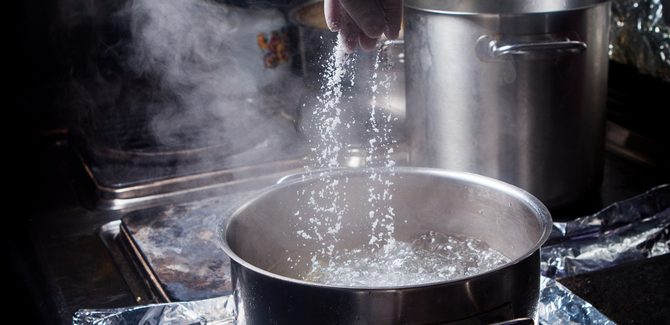 نغلي الماء مع الخل والملح