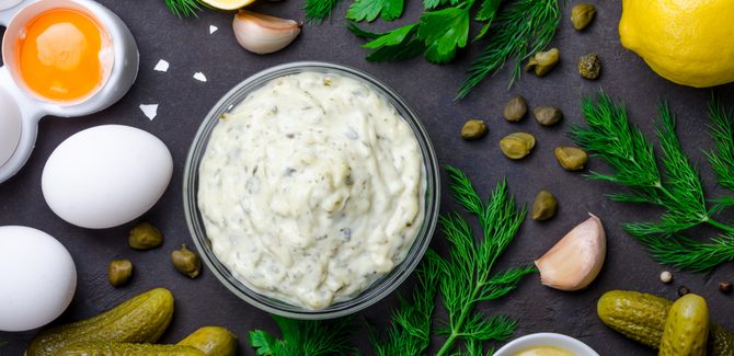 نخلط المايونيز مع باقي المكونات