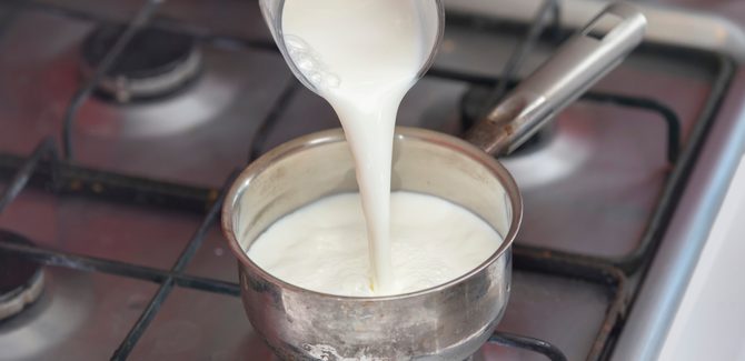 نضع الحليب على النار