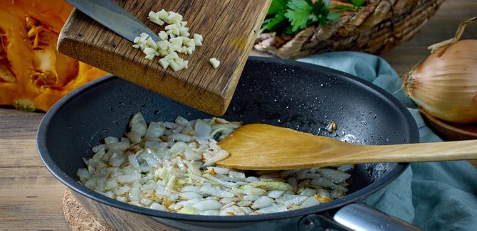 نضيف البصل والثوم