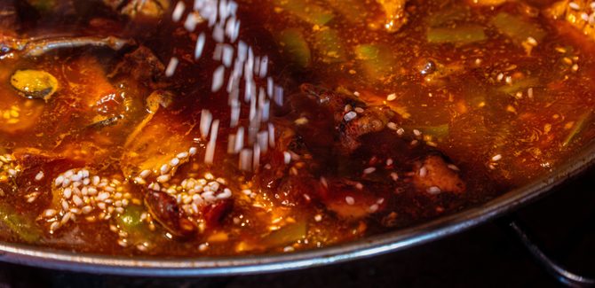 نضيف الأرز ونتركه يستوي