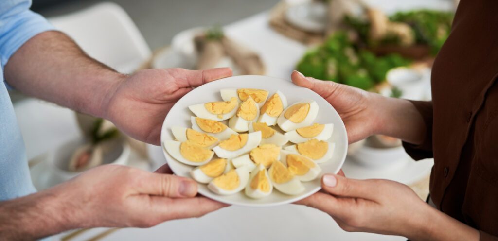 كم مدة صلاحية البيض المسلوق خارج الثلاجة؟