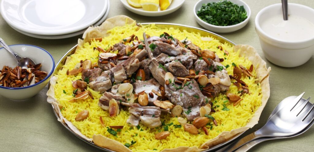 طريقة تقديم المنسف