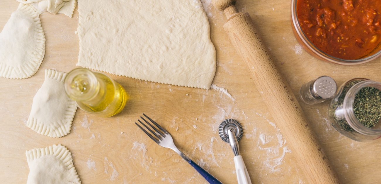 أداة لتقطيع العجين بشكل مزخرف