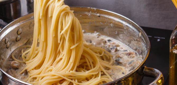 إضافة المعكرونة إلى الصوص