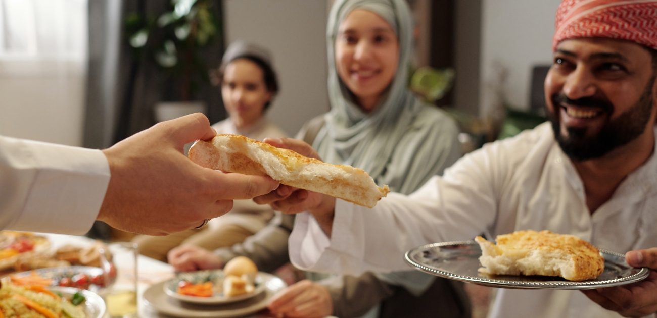 التجمع حول المائدة يحمل الدفء والحب