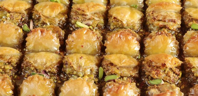 تقديم البقلاوة