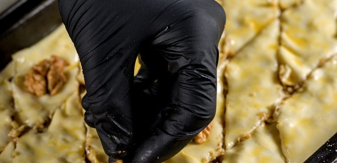 تقطيع البقلاوة