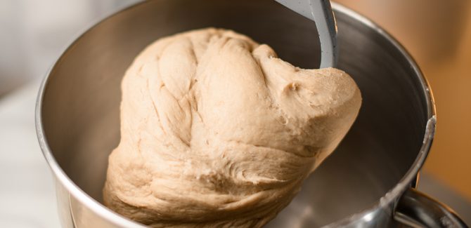 نخلط المكونات في العجان