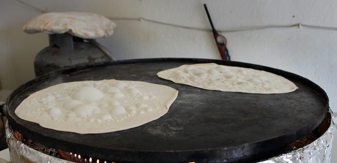 نخبز العجين على الصاج